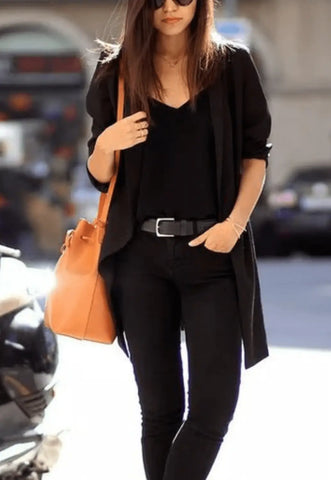 Combine seu look preto com bolsa caramelo