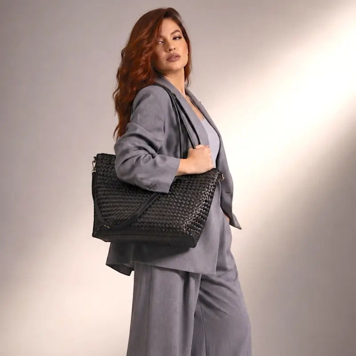 Bolsa Shopper Tressê Preta em Couro Vegano com Alça Transversal