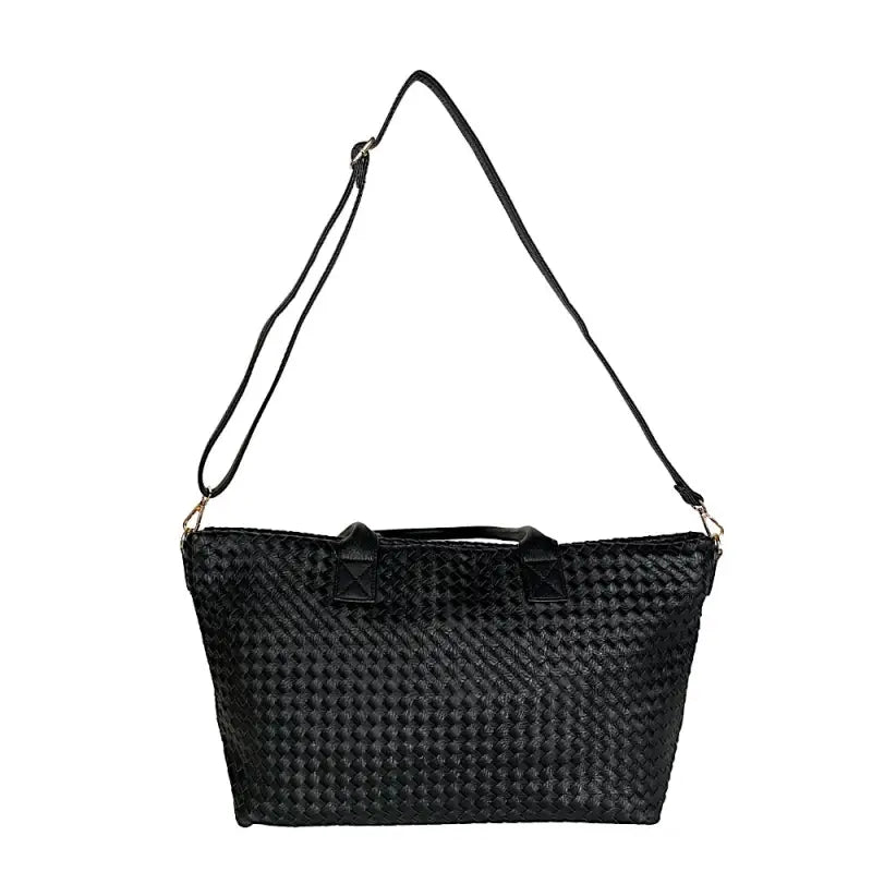 Bolsa shopper tressê preta com alça transversal removível e regulável instalada.