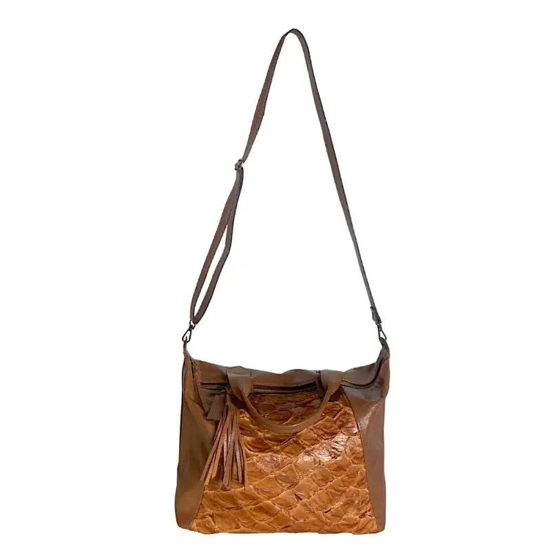 Bolsa tote caramelo de couro com alça transversal instalada e detalhes em ouro velho.
