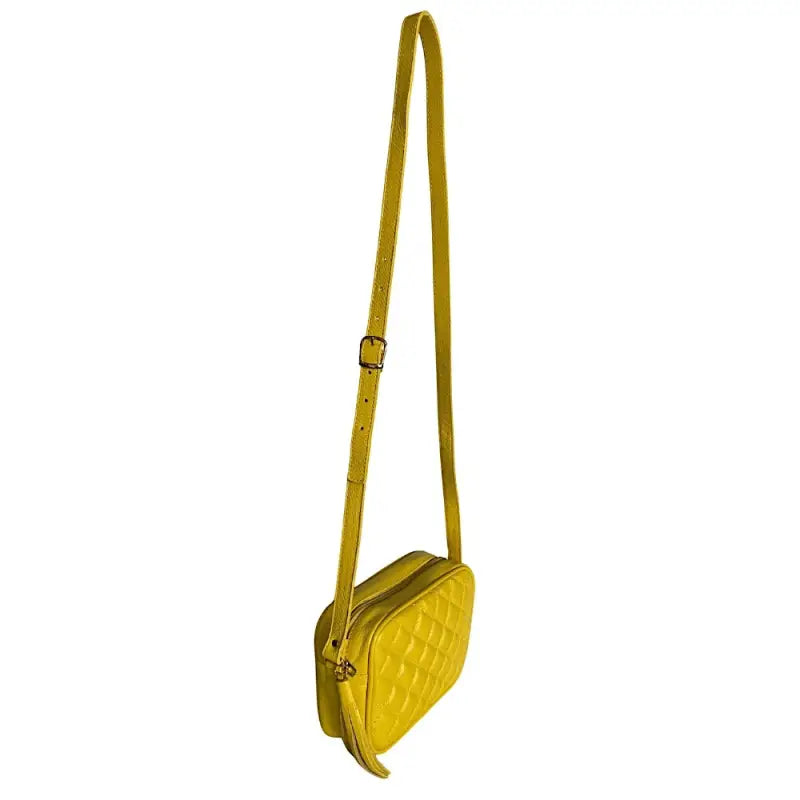 Visão Lateral da Bolsa Tiracolo Feminina Couro Legitimo Matelassê Amarelo 