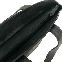 Detalhe aproximado do zíper com puxador em couro legítimo preto.