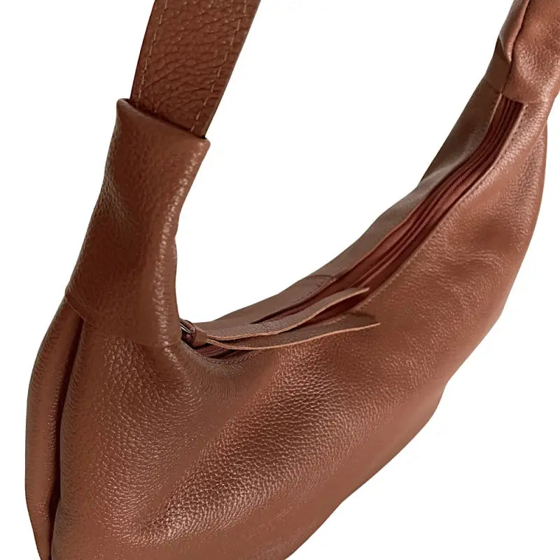 Bolsa hobo minimalista em couro legítimo caramelo | metais ônix e alça ajustável