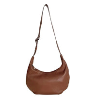 Bolsa hobo minimalista em couro legítimo caramelo | metais ônix e alça ajustável