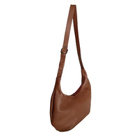 Bolsa hobo minimalista em couro legítimo caramelo | metais ônix e alça ajustável