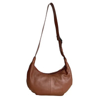Bolsa hobo minimalista em couro legítimo caramelo | metais ônix e alça ajustável