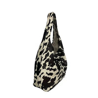 Bolsa hobo em couro legítimo animal print vaca preta e off-white