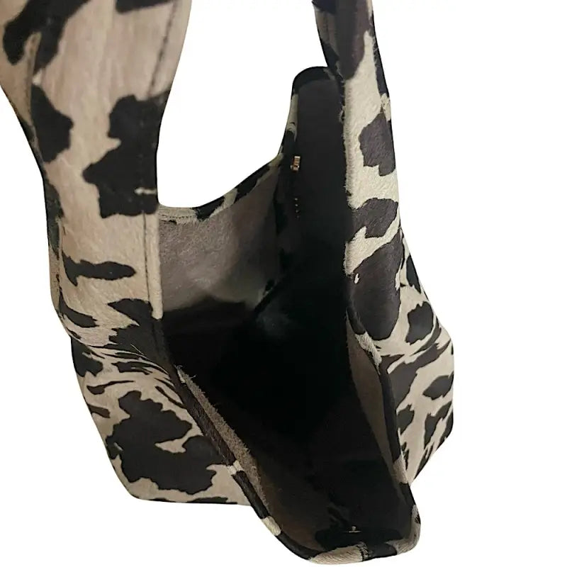Bolsa hobo em couro legítimo animal print vaca preta e off-white