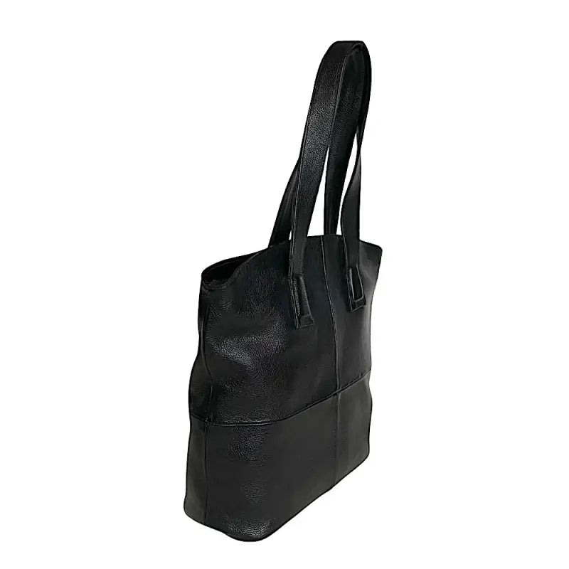 Vista lateral da bolsa tote bag preta evidenciando a profundidade de 13cm e o acabamento reforçado.