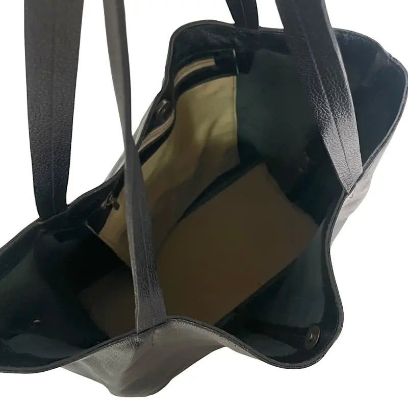 Detalhe interno da Bolsa Shopper ITS! mostrando mosquetão de ajuste e bolso com zíper
