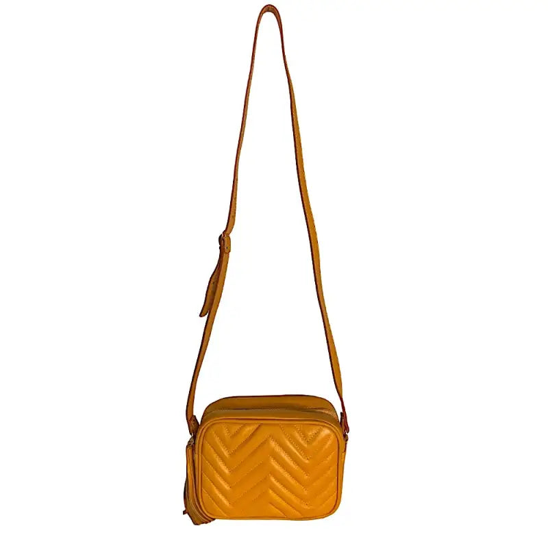 Bolsa tiracolo feminina couro legitimo matelassê diagonal mostarda de frente