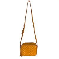 Bolsa tiracolo feminina couro legitimo matelassê diagonal mostarda de frente