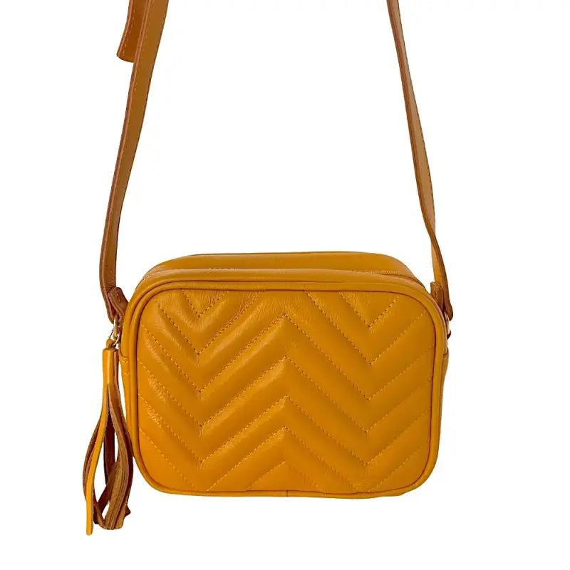 Bolsa tiracolo feminina couro legitimo matelassê diagonal mostarda detalhe frente