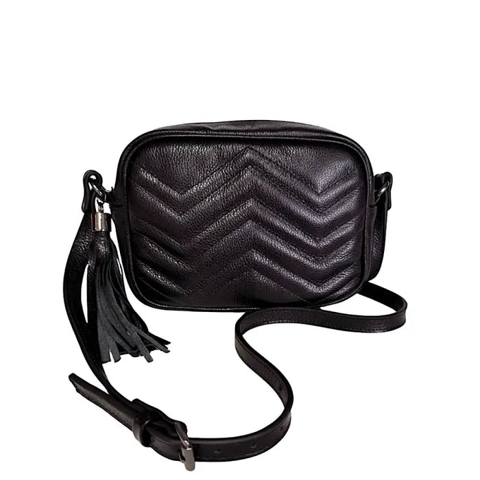 Bolsa tiracolo feminina preta em couro legítimo floater exibindo o acabamento em matelassê zig zag.