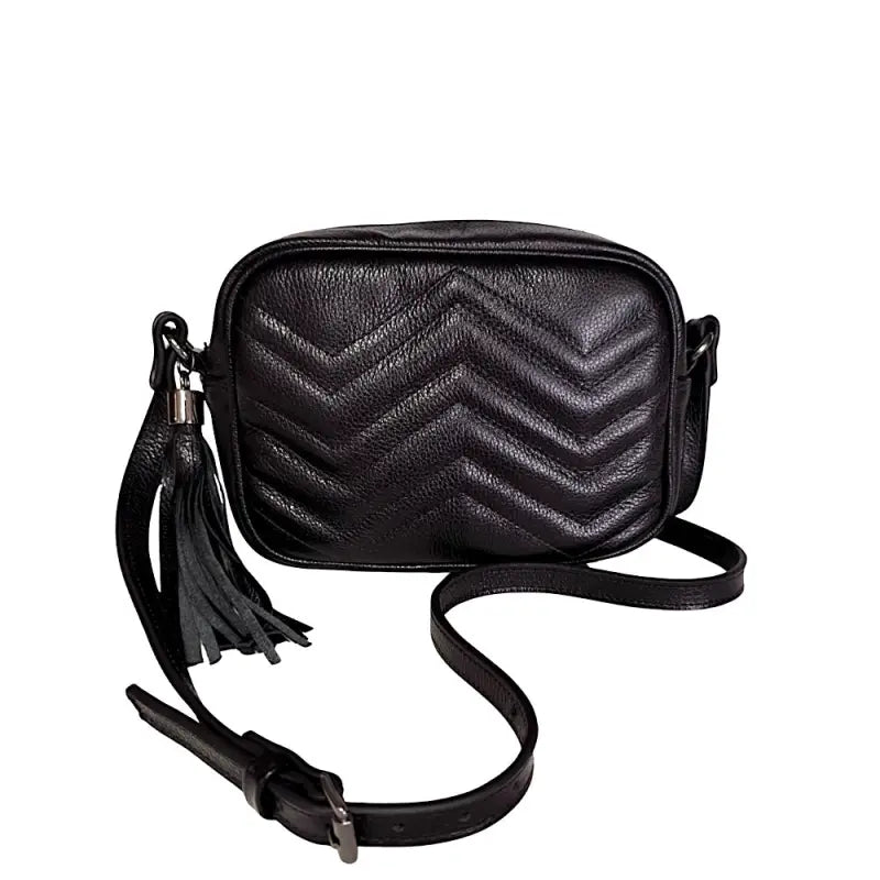 Bolsa tiracolo feminina preta em couro legítimo floater exibindo o acabamento em matelassê zig zag.