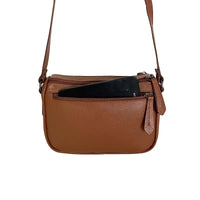 Bolsa transversal em couro legítimo floater caramelo | dupla divisão. detalhe bolso traseiro que abe celular