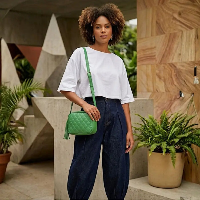 Bolsa Verde Bandeira Transversal em Couro com Calça Balloon Jeans Escuro