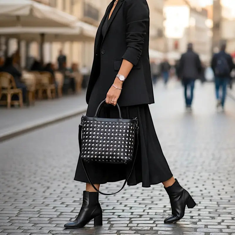 Bolsa tote estruturada em couro preto e juta
