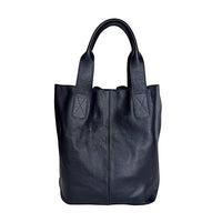 Bolsa shopper feminina azul marinho em couro legítimo floater com design de sacola grande e detalhes em pesponto na alça.
