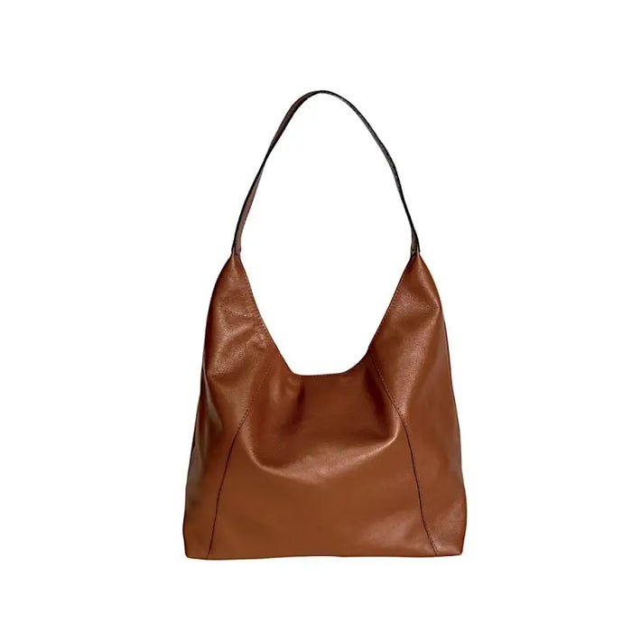 Bolsa hobo feminina caramelo em couro legítimo floater exibindo os recortes geométricos com costura em diagonal.