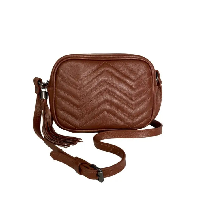 Bolsa transversal feminina caramelo em couro legítimo floater exibindo o acabamento em matelassê zig zag.