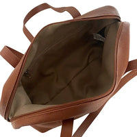 Bolsa tote caramelo exibindo a abertura ampla e o espaço interno forrado.