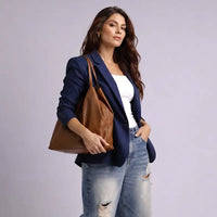 Look jeans usando a bolsa shooper feminina em couro legitimo no ombro