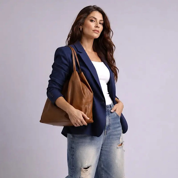 Look jeans usando a bolsa shooper feminina em couro legitimo no ombro