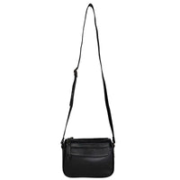 Bolsa transversal feminina preta em couro legítimo floater com detalhes em metal ouro velho com alça esticada