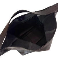 Interior da bolsa hobo preta sem forro mostrando o bolso organizador aberto de saque rápido.
