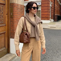 Mulher usando a Bolsa tote feminina marrom café em couro legítimo floater com alças de ombro confortáveis no ombro