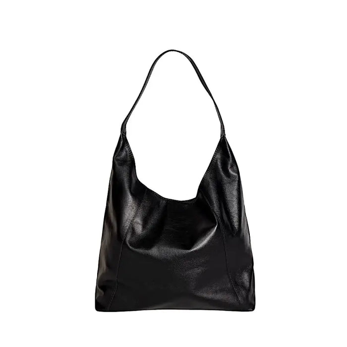 Bolsa hobo feminina preta em couro legítimo floater exibindo os recortes geométricos com costura em diagonal.