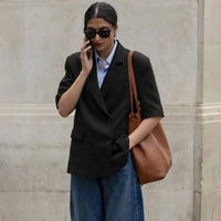 Look jeans usando a bolsa shooper feminina em couro legitimo no ombro