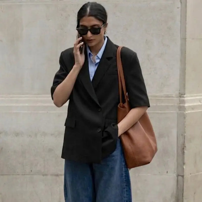 Look jeans usando a bolsa shooper feminina em couro legitimo no ombro