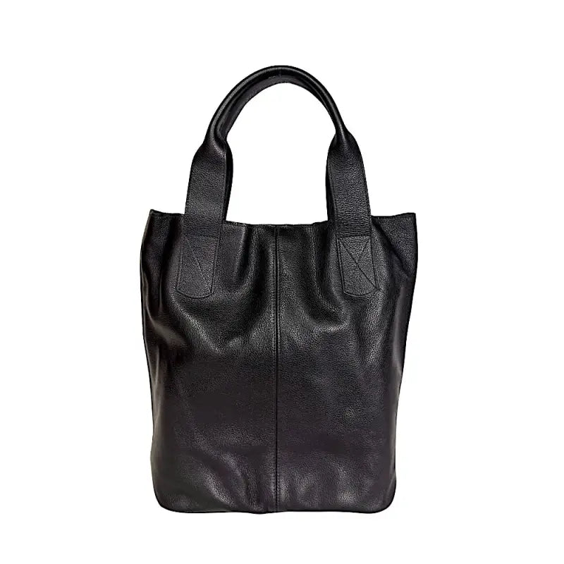 Bolsa shopper feminina preta em couro legítimo floater com design de sacola grande e detalhes em pesponto na alça.
