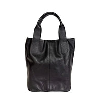 Bolsa shopper feminina preta em couro legítimo floater com design de sacola grande e detalhes em pesponto na alça.