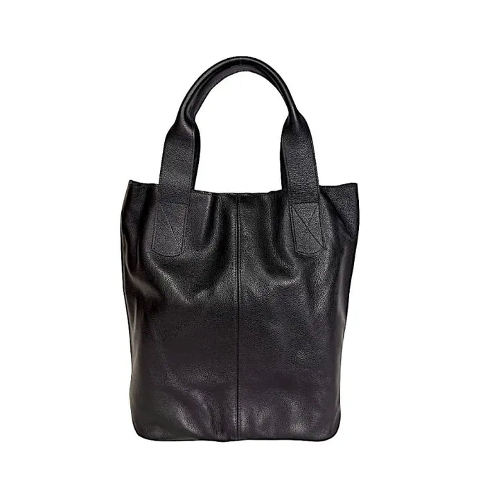 Bolsa shopper feminina preta em couro legítimo floater com design de sacola grande e detalhes em pesponto na alça.