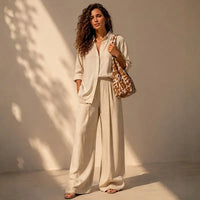 Mulher usando bolsa hobo animal print vaca