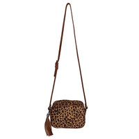 Bolsa tiracolo feminina em estampa de onça com pelo legítimo e bordas em vivo de couro caramelo com alça esticada