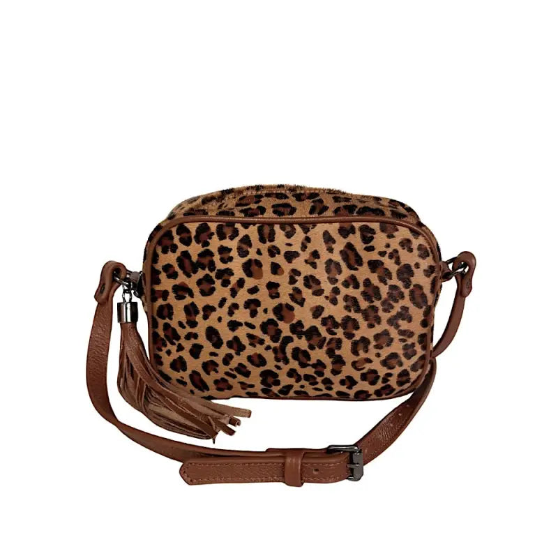 Bolsa tiracolo feminina em estampa de onça com pelo legítimo e bordas em vivo de couro caramelo.