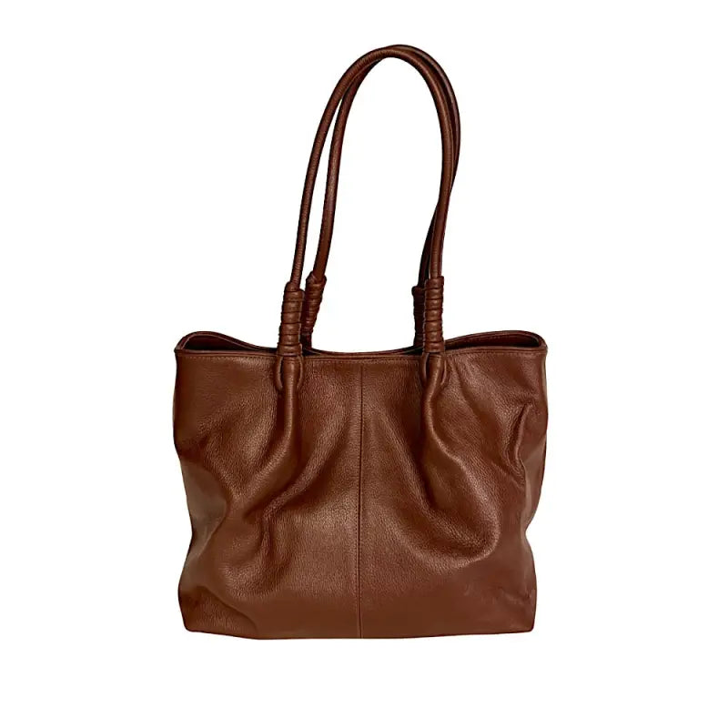 Bolsa tote bag feminina marrom em couro legítimo floater com design de sacola estruturada e penses na base da alça.