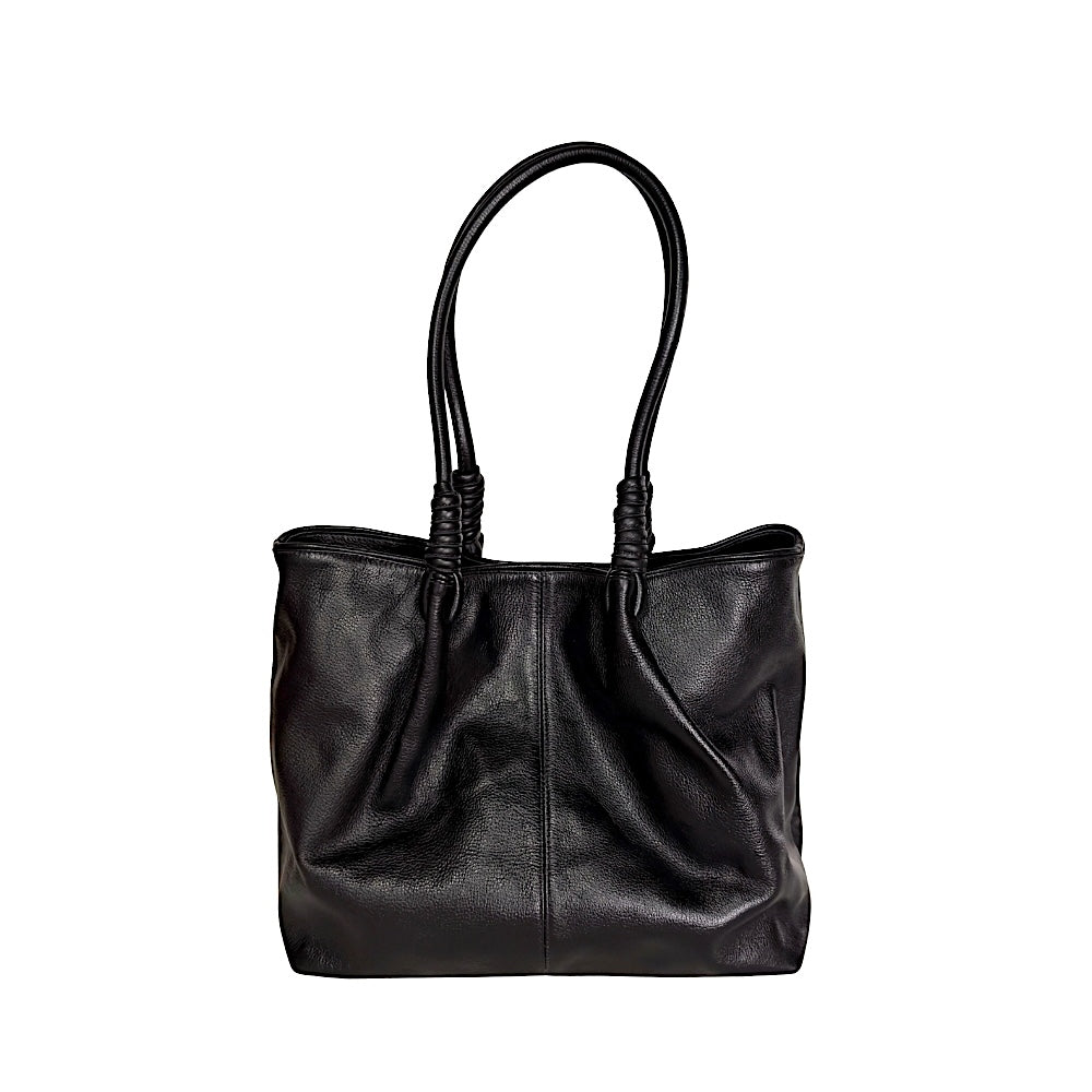 Bolsa tote bag feminina preta em couro legítimo floater com design de sacola estruturada e penses na base da alça.