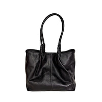 Bolsa tote bag feminina preta em couro legítimo floater com design de sacola estruturada e penses na base da alça.