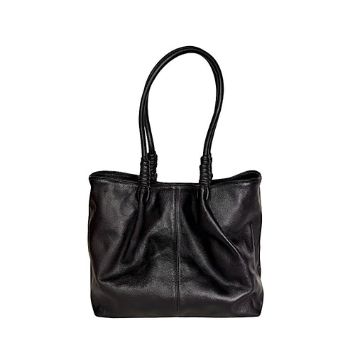 Bolsa tote bag feminina preta em couro legítimo floater com design de sacola estruturada e penses na base da alça.