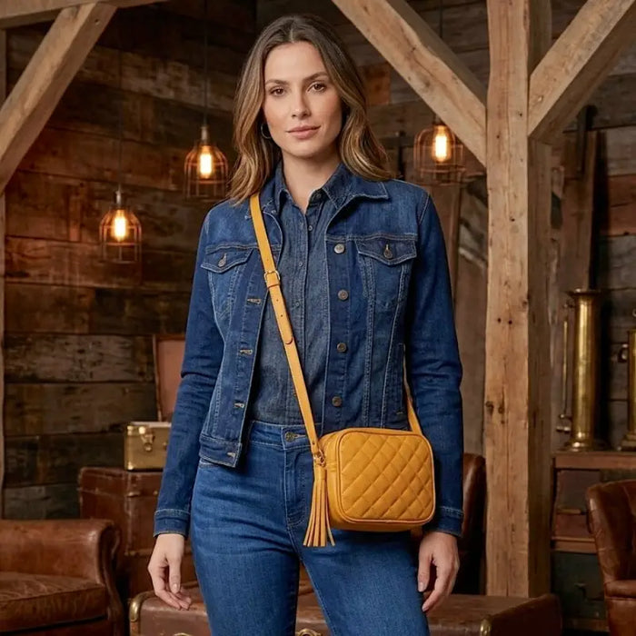 Modelo com Look Jeans Usando a Bolsa Tiracolo Em Couro Legitimo Mostarda