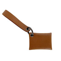 Carteira de pulso couro caramelo - ferragem onix vista por trás