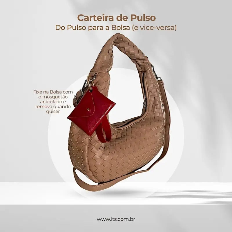 Carteira de Pulso feminina vermelha fixada na bolsa