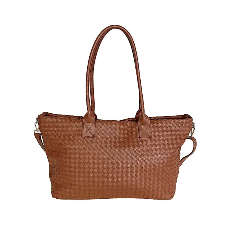 Vista posterior da bolsa shopper caramelo mostrando a continuidade da textura tressê no fundo e costas.