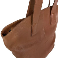 Detalhe do couro e alça confortável da bolsa shopper em couro legitimo caramelo
