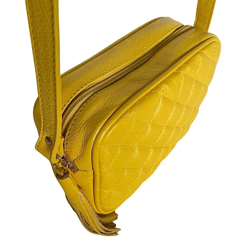 Detalhe do Matelassê da Bolsa Tiracolo Feminina Couro Legitimo Amarelo Solar
